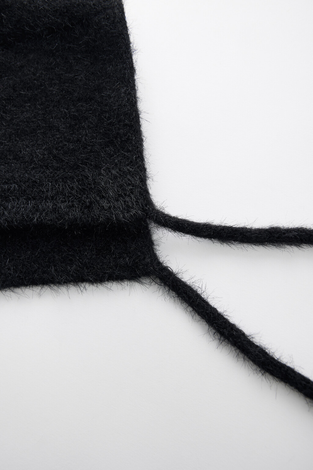 Шапка-чепчик вязаная с ушками на завязках - цвет черный - 2