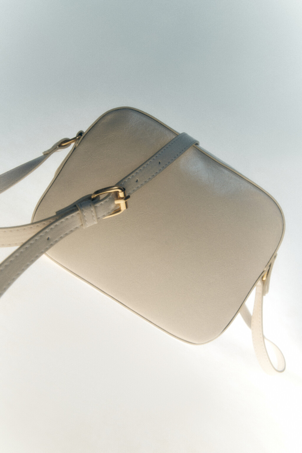 Сумка-кроссбоди прямоугольная с ремнем через плечо - цвет бежевый - 5