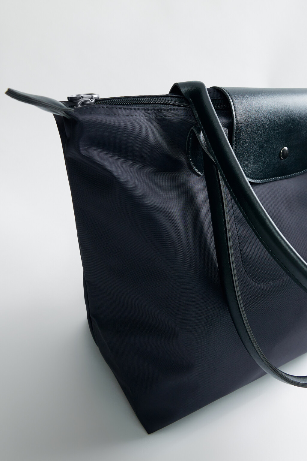 Сумка-тоут текстильная с ручками на плечо и клапаном - цвет черный - 4