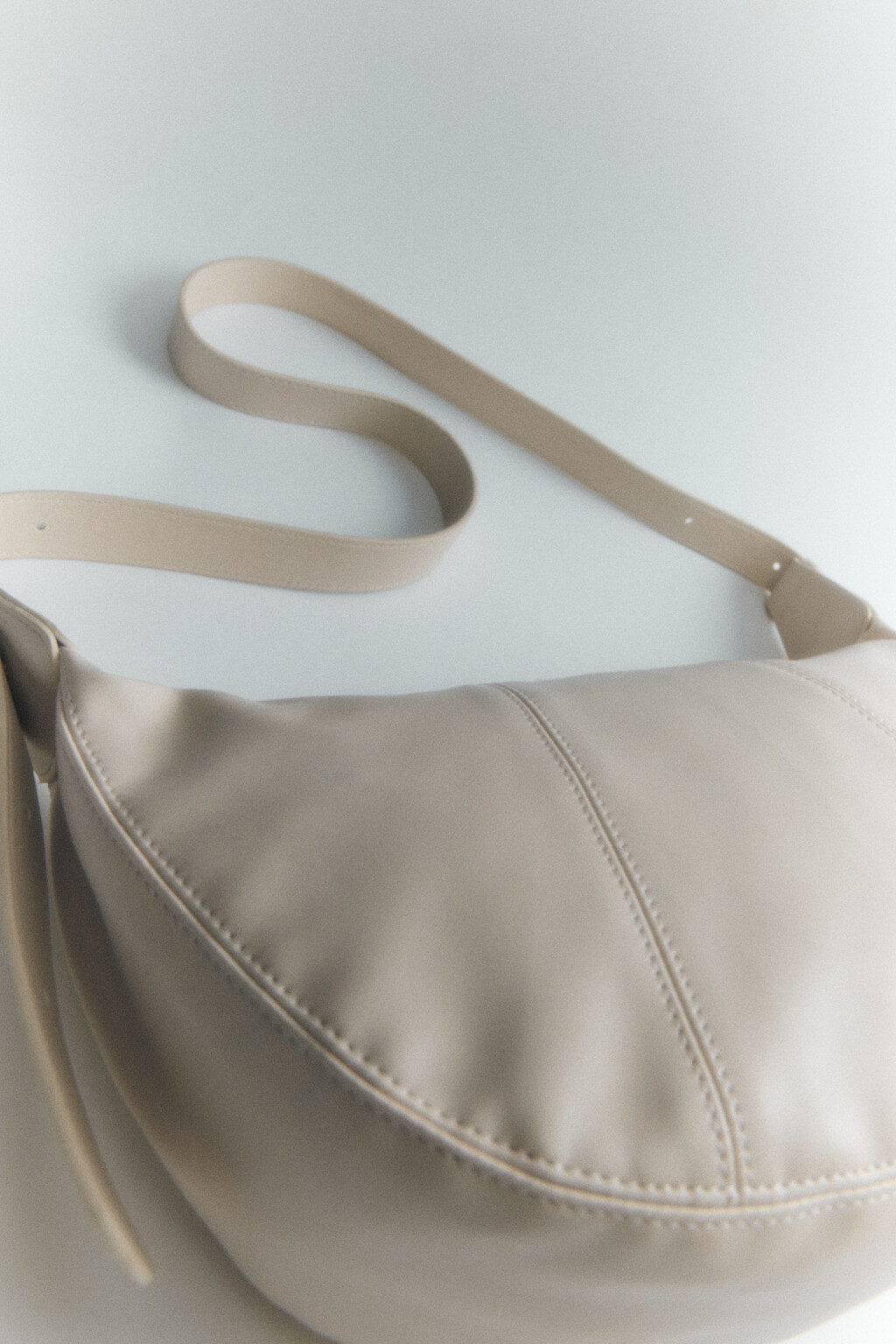 Сумка-багет мягкая с ремнем на плечо - цвет бежевый - 5