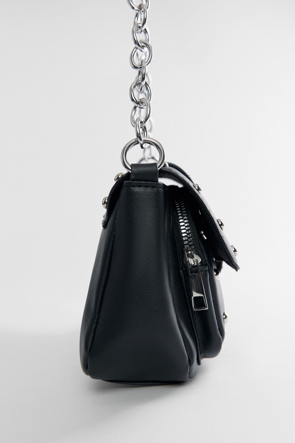 Сумка на плечо с цепочкой и металлическими заклепками - цвет черный - 4