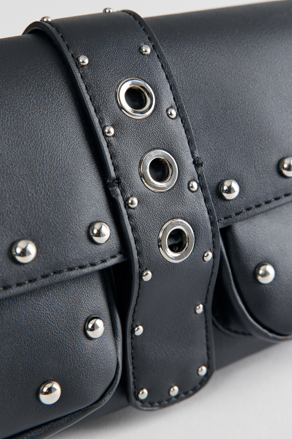 Сумка на плечо с цепочкой и металлическими заклепками - цвет черный - 5