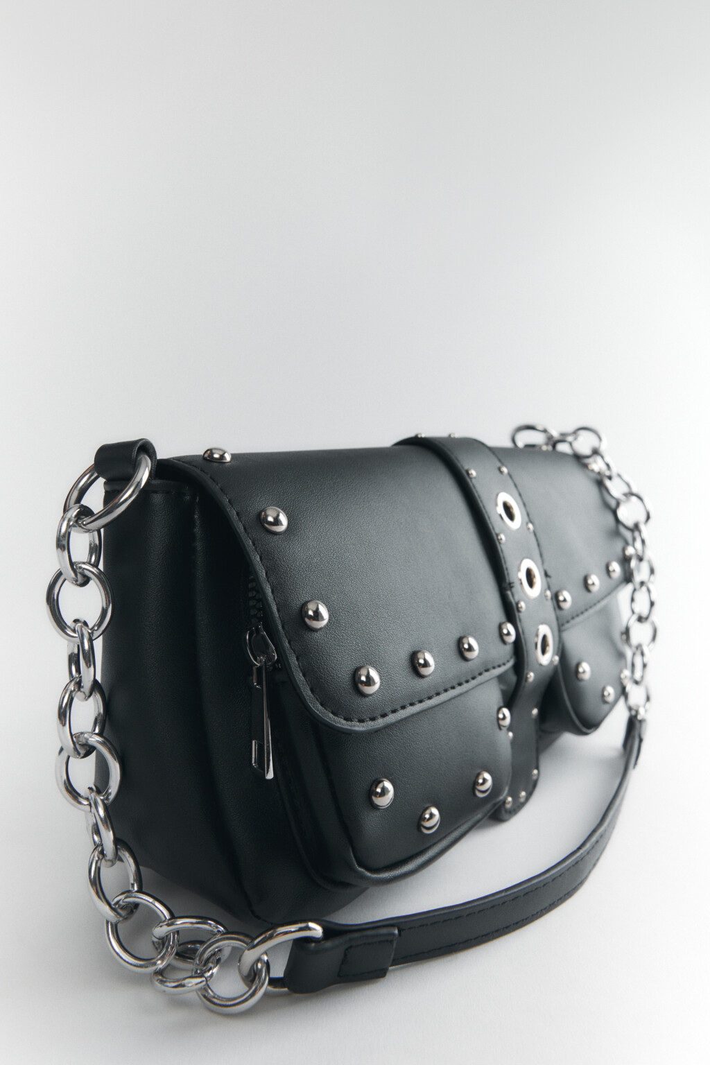 Сумка на плечо с цепочкой и металлическими заклепками - цвет черный - 1