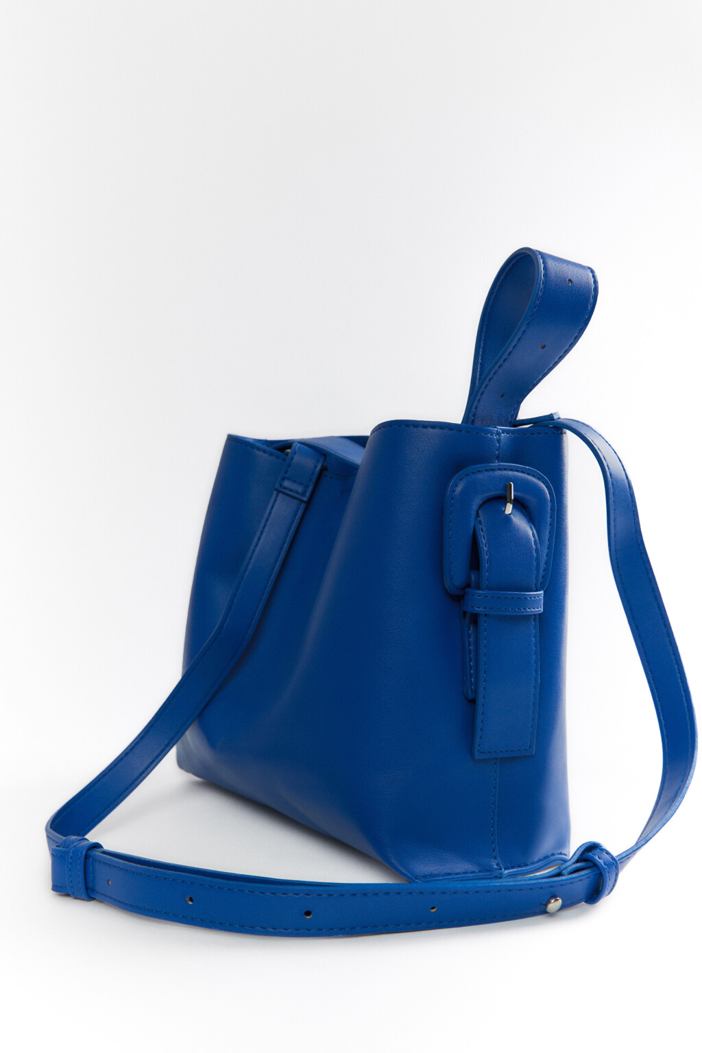 Сумка-кроссбоди из мягкой искусственной кожи с ручками и ремнем - цвет синий - 5