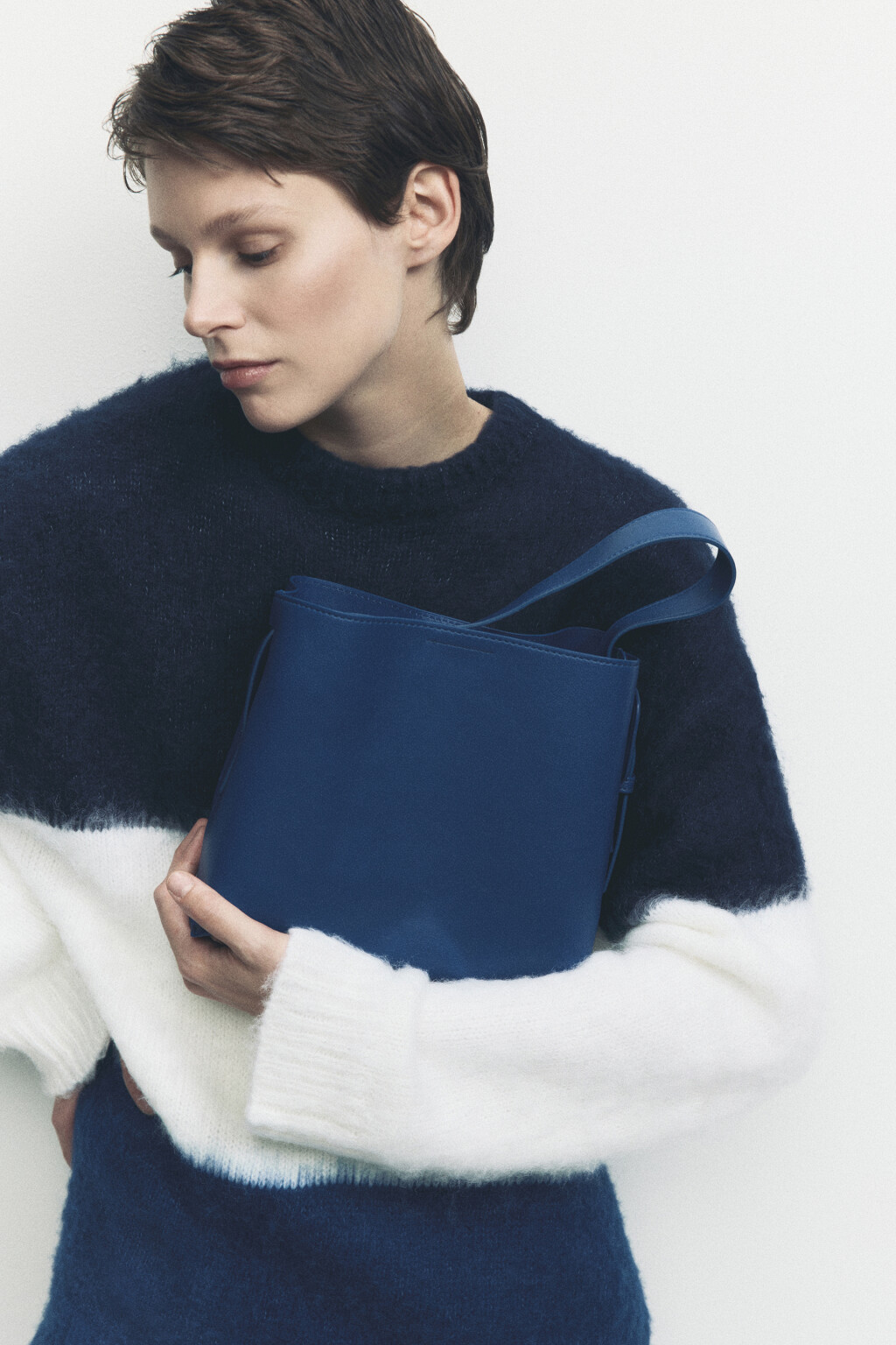 Сумка-кроссбоди из мягкой искусственной кожи с ручками и ремнем - цвет синий - 7