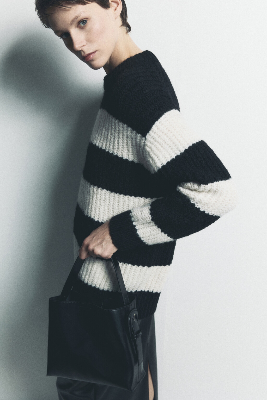 Сумка-кроссбоди из мягкой искусственной кожи с ручками и ремнем - цвет черный - 3