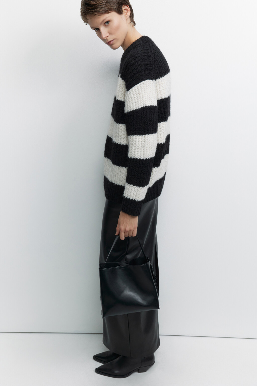 Сумка-кроссбоди из мягкой искусственной кожи с ручками и ремнем - цвет черный - 5