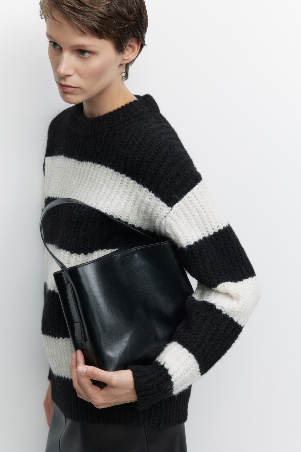 Сумка-кроссбоди из мягкой искусственной кожи с ручками и ремнем - цвет черный - 6