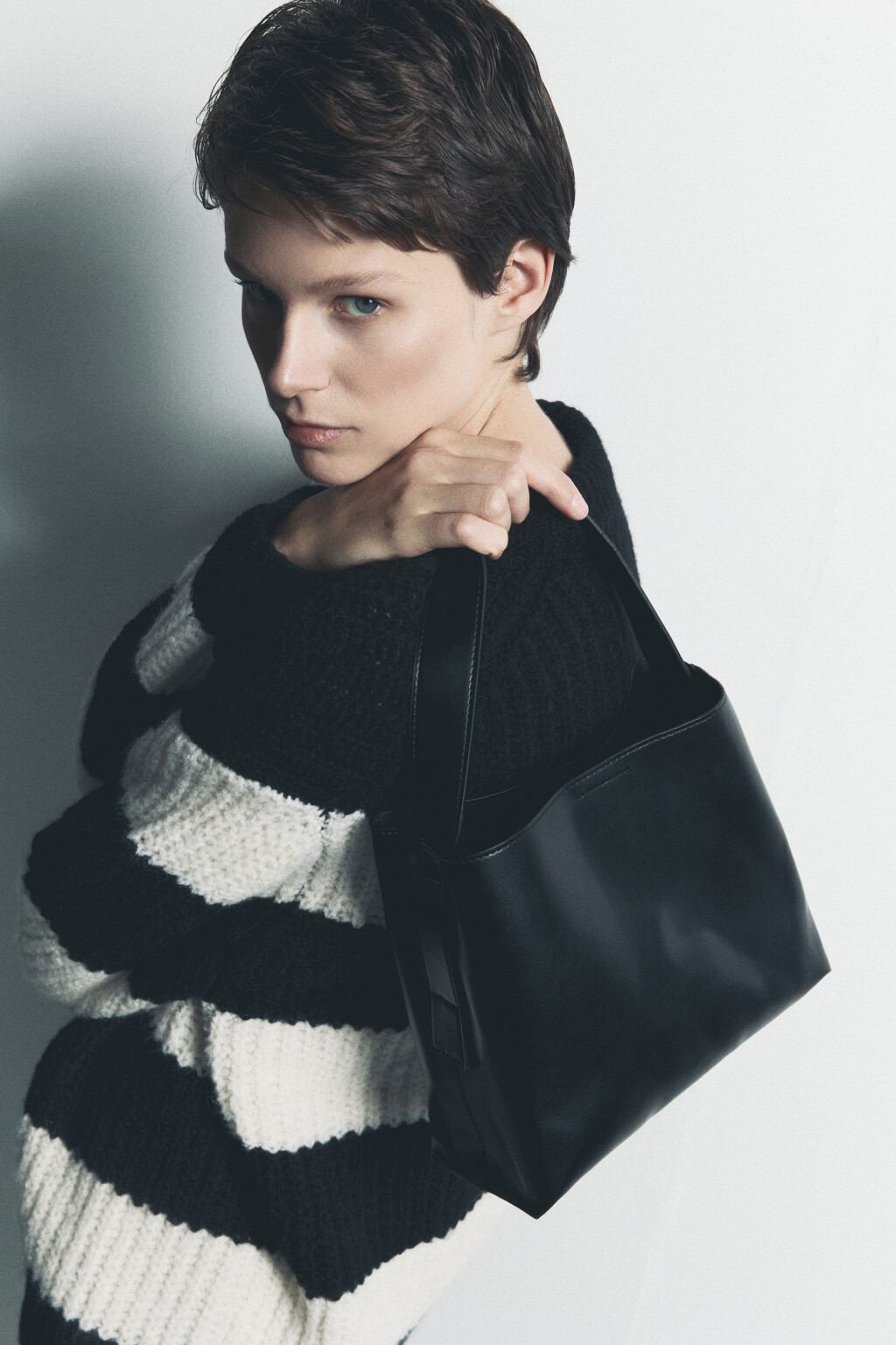 Сумка-кроссбоди из мягкой искусственной кожи с ручками и ремнем - цвет черный - 8