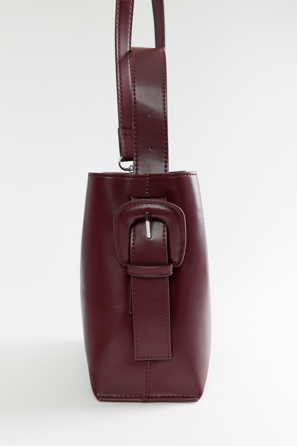 Сумка-кроссбоди из мягкой искусственной кожи с ручками и ремнем - цвет бордовый - 4