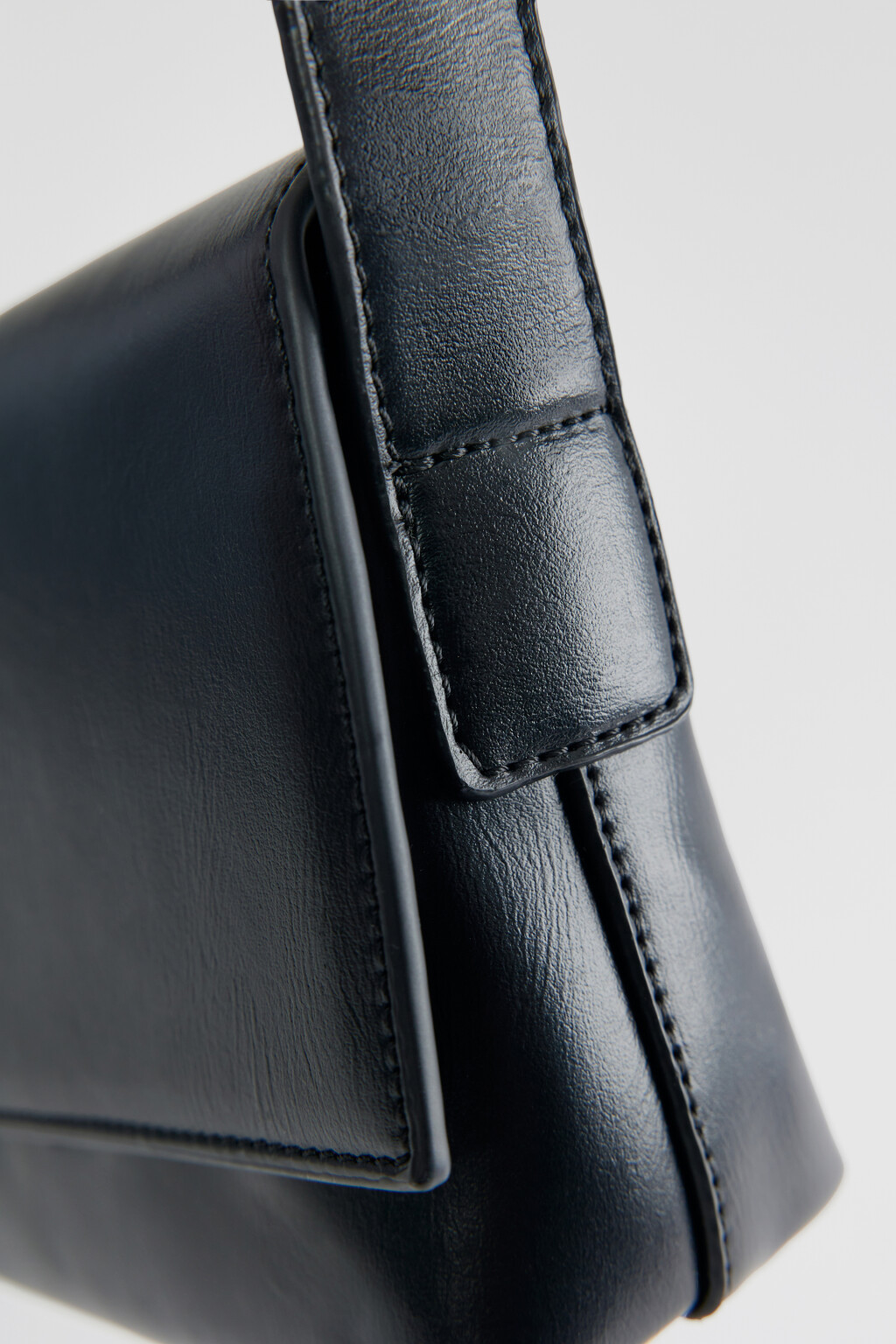 Сумка-кроссбоди прямоугольная с широким ремнем - цвет черный - 4