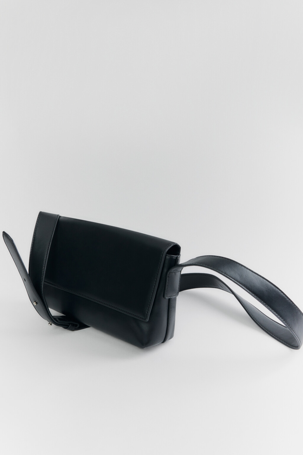 Сумка-кроссбоди прямоугольная с широким ремнем - цвет черный - 5