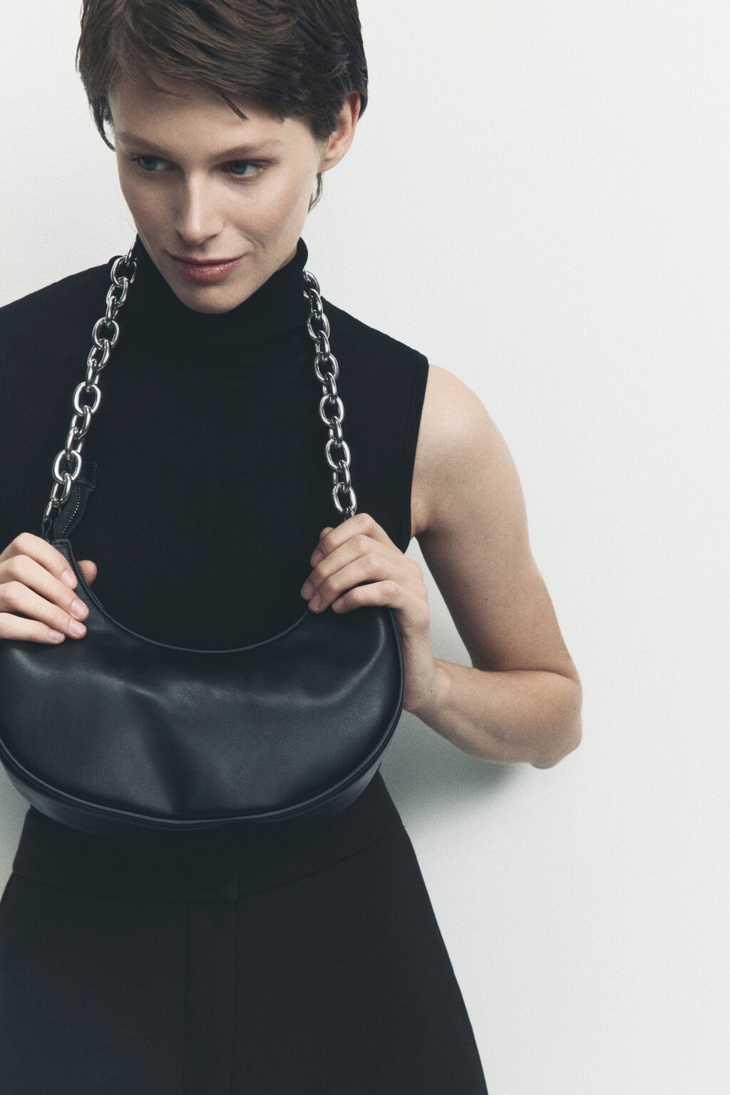 Сумка-багет из искусственной кожи с массивной цепочкой на плечо - цвет черный - 4