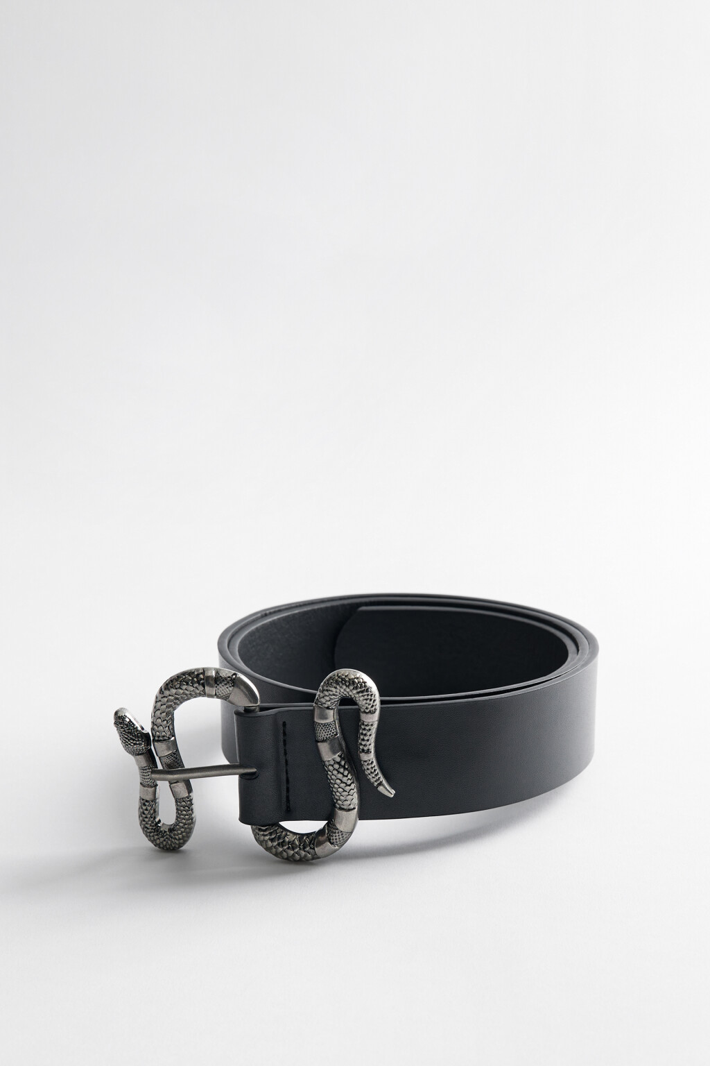 Ремень брючный гладкий с пряжкой в виде змеи - цвет черный - 3