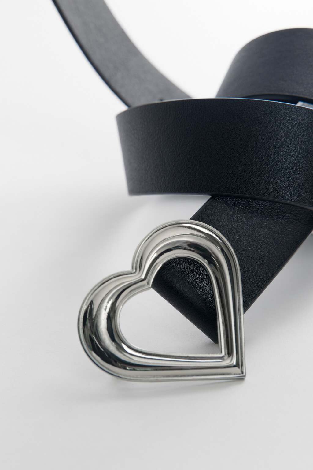 Ремень с пряжкой-сердечком - цвет черный - 3