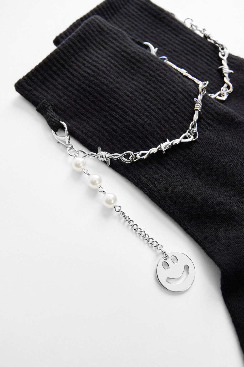 Носки высокие с цепочками и подвесками - цвет черный - 2