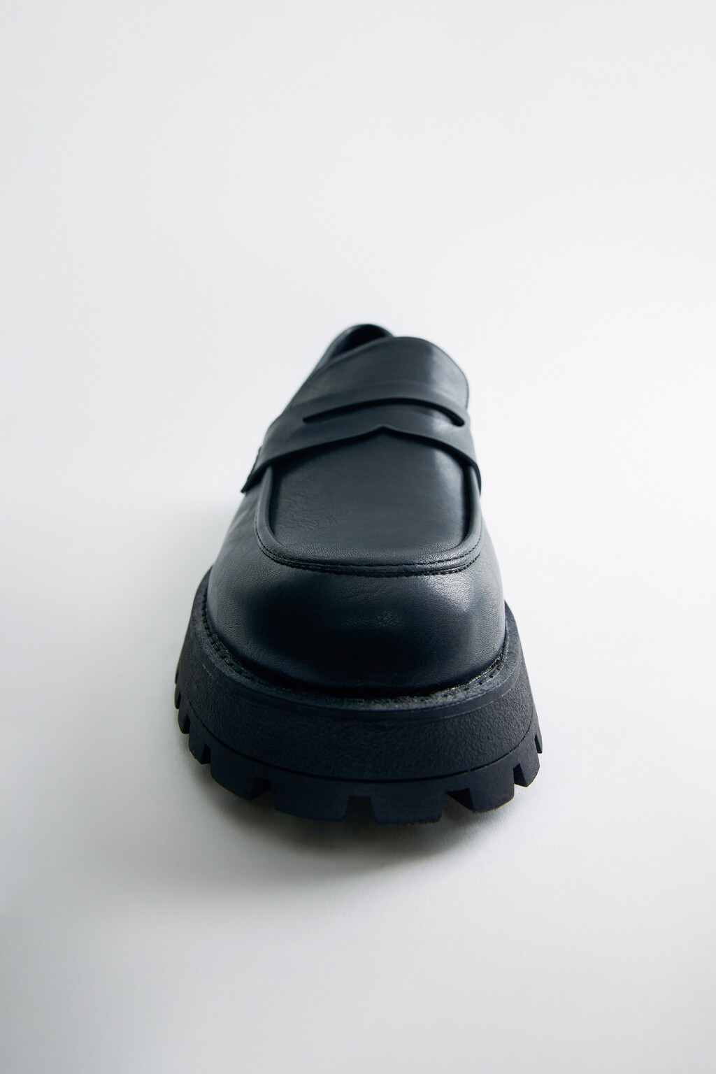 Туфли-лоферы на каблуке с тракторной платформой - цвет черный - 4