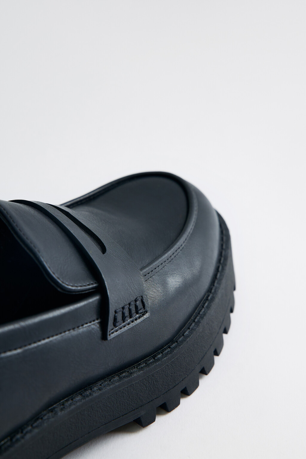 Туфли-лоферы на каблуке с тракторной платформой - цвет черный - 5