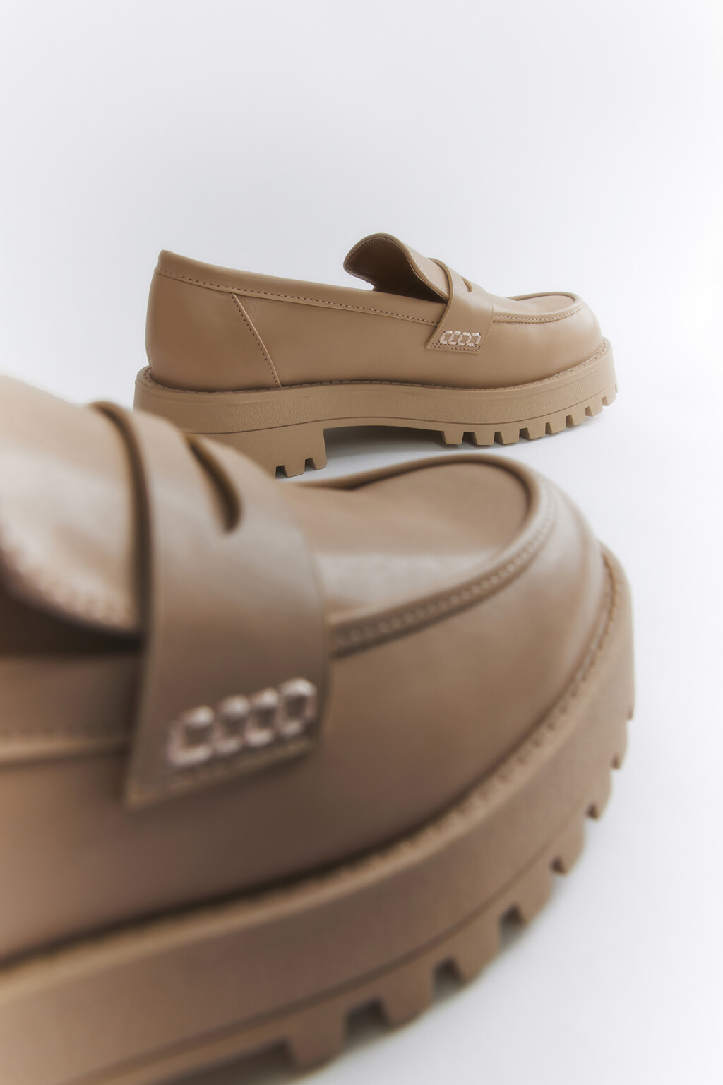 Туфли-лоферы на каблуке с тракторной платформой - цвет бежевый - 5