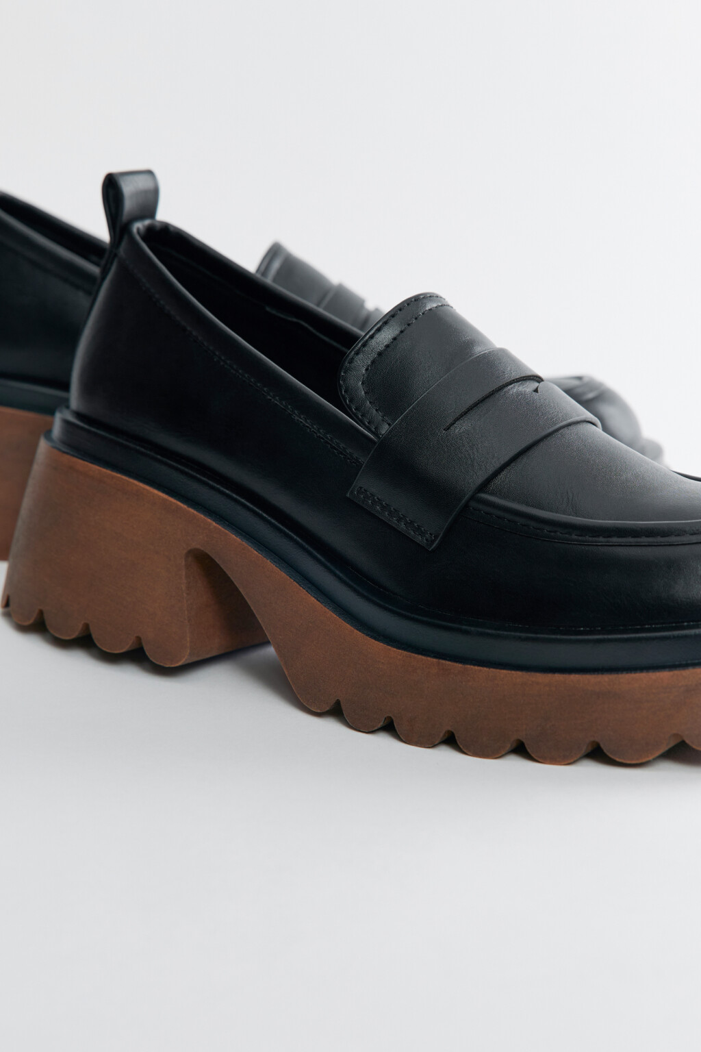 Туфли-лоферы на каблуке с тракторной платформой - цвет черный - 5
