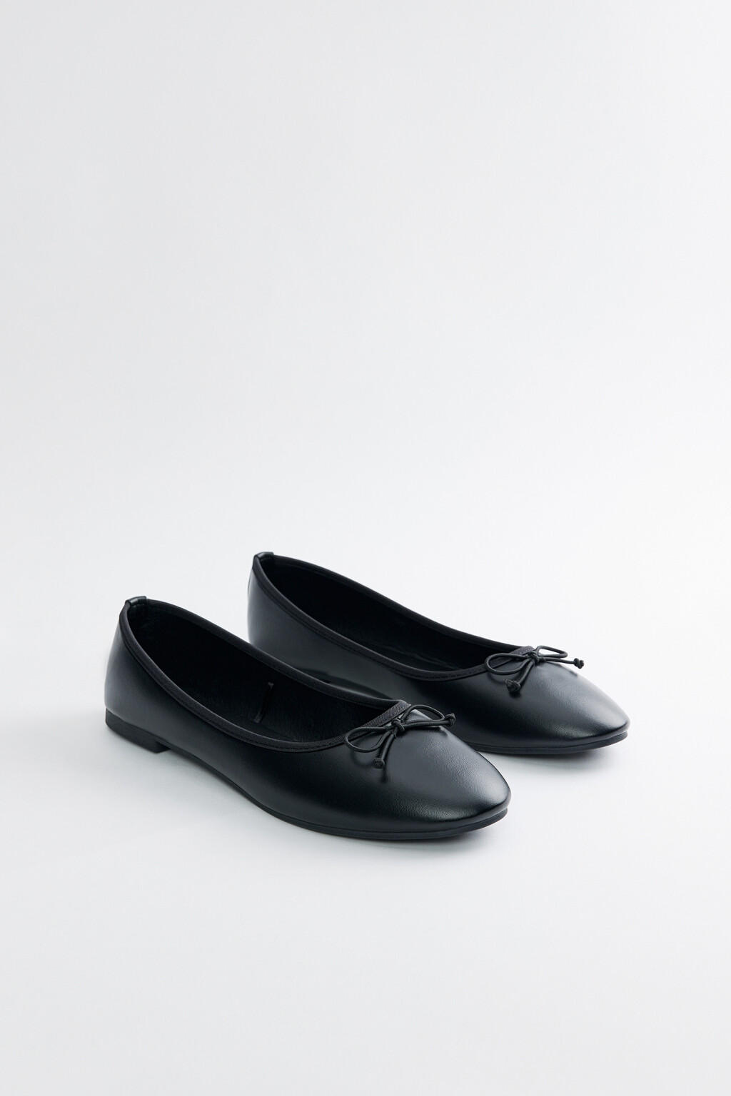 Туфли-балетки из искусственной кожи с круглым носком и бантиком - цвет черный - 2