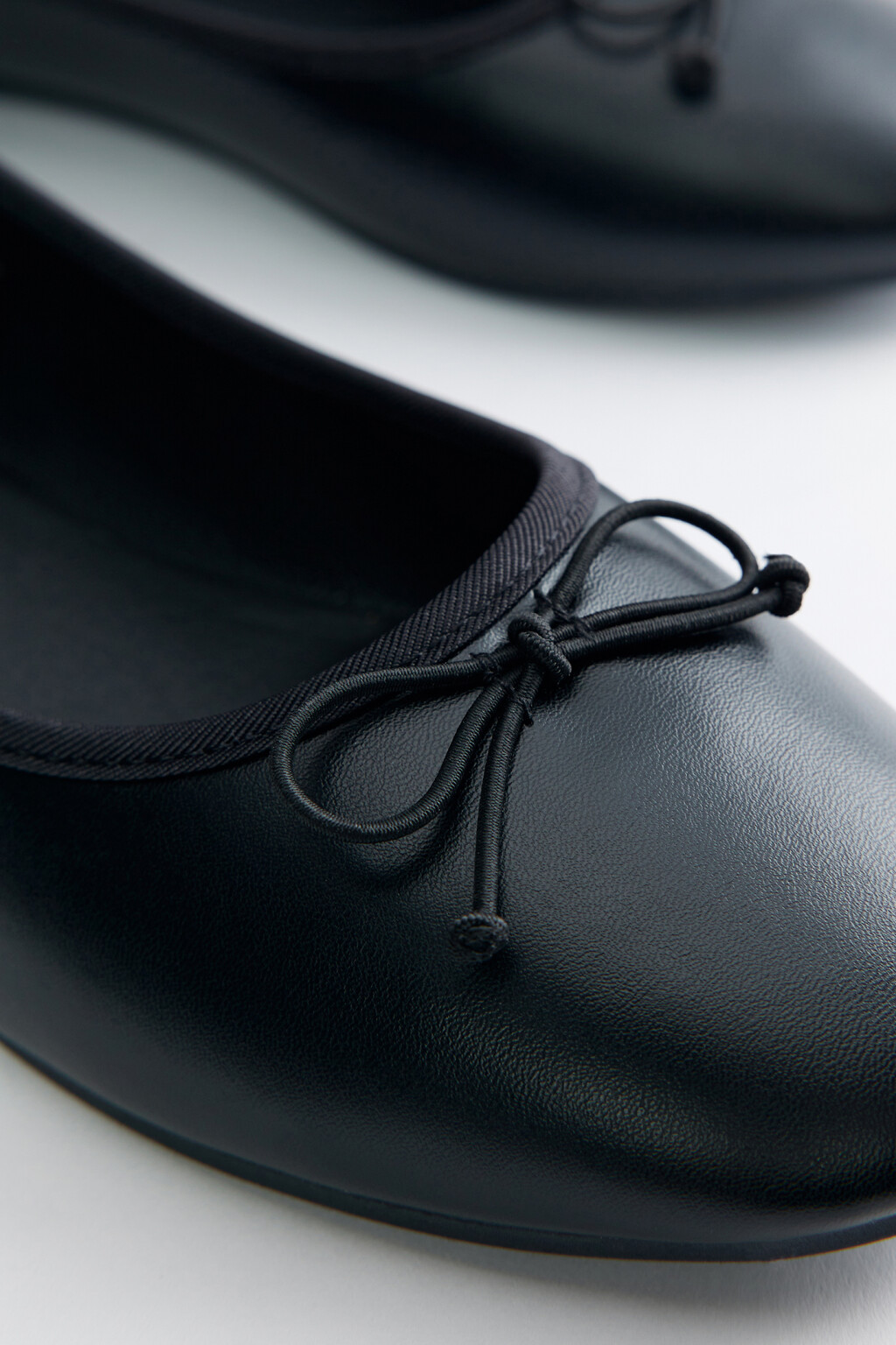 Туфли-балетки из искусственной кожи с круглым носком и бантиком - цвет черный - 5