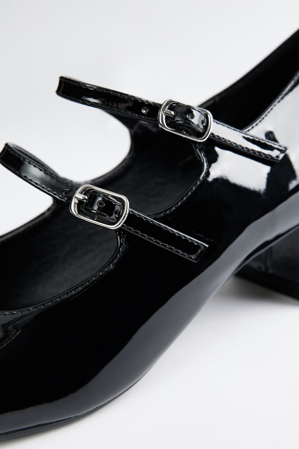 Туфли на каблуке лакированные с двумя ремешками - цвет черный - 4