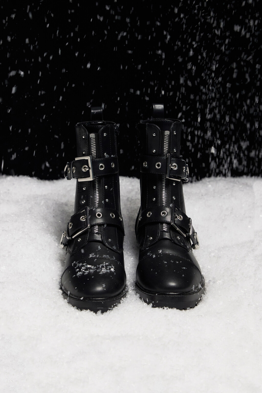 Ботинки высокие с ремешками и пряжками - цвет черный - 5