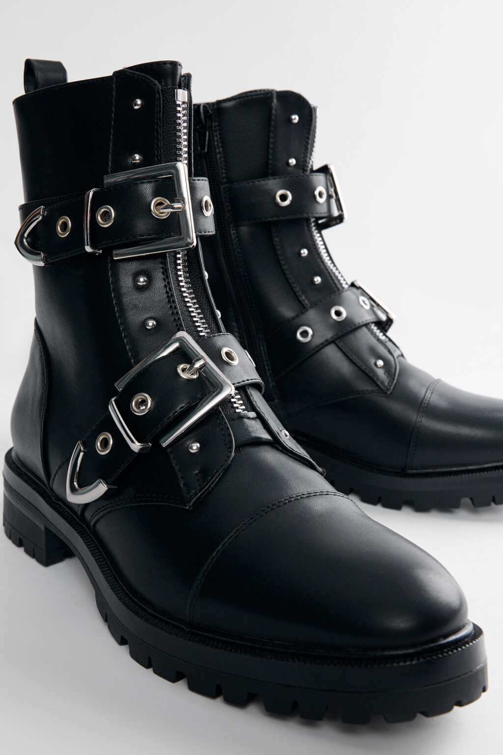 Ботинки высокие с ремешками и пряжками - цвет черный - 4