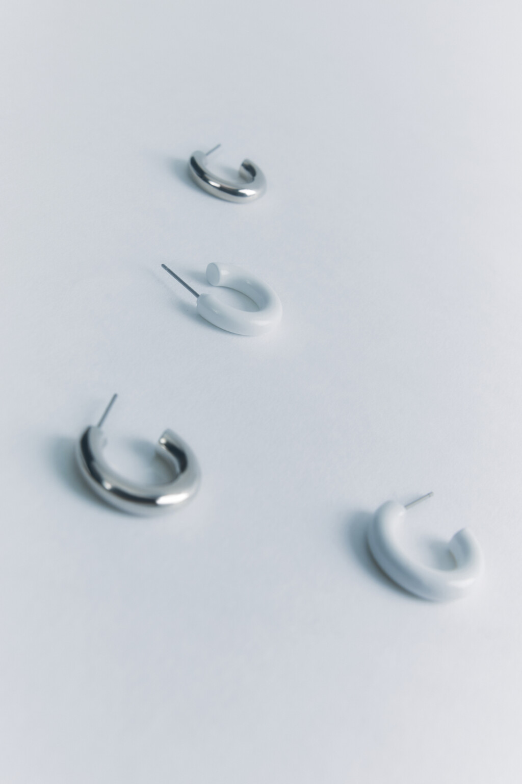 Набор серег-полуколец однотонных (2 пары) - цвет серый - 1