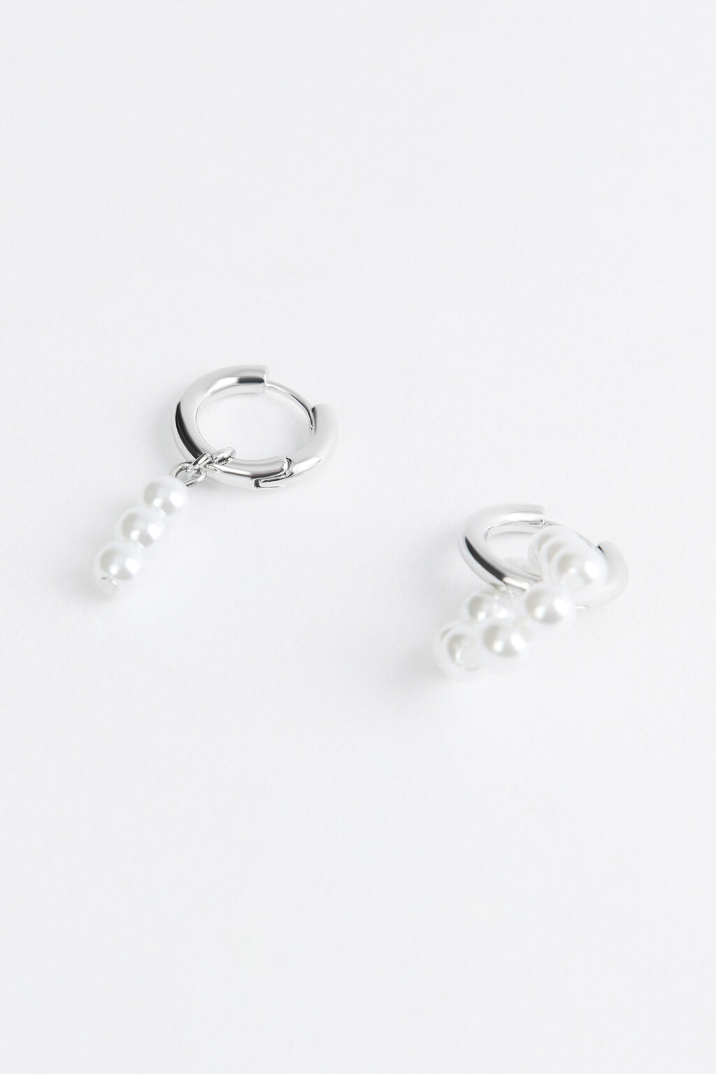 Серьги-конго серебристые с бусинами - цвет серый - 2