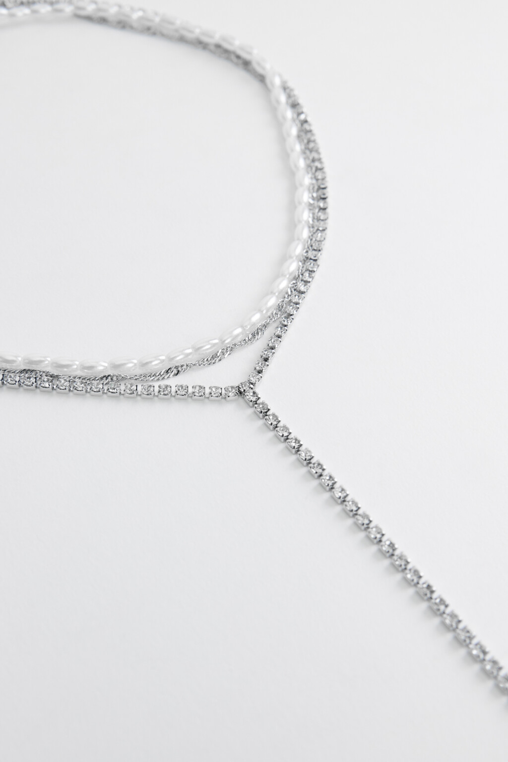 Набор из цепочек на шею со стразами и бусинками - цвет серый - 2