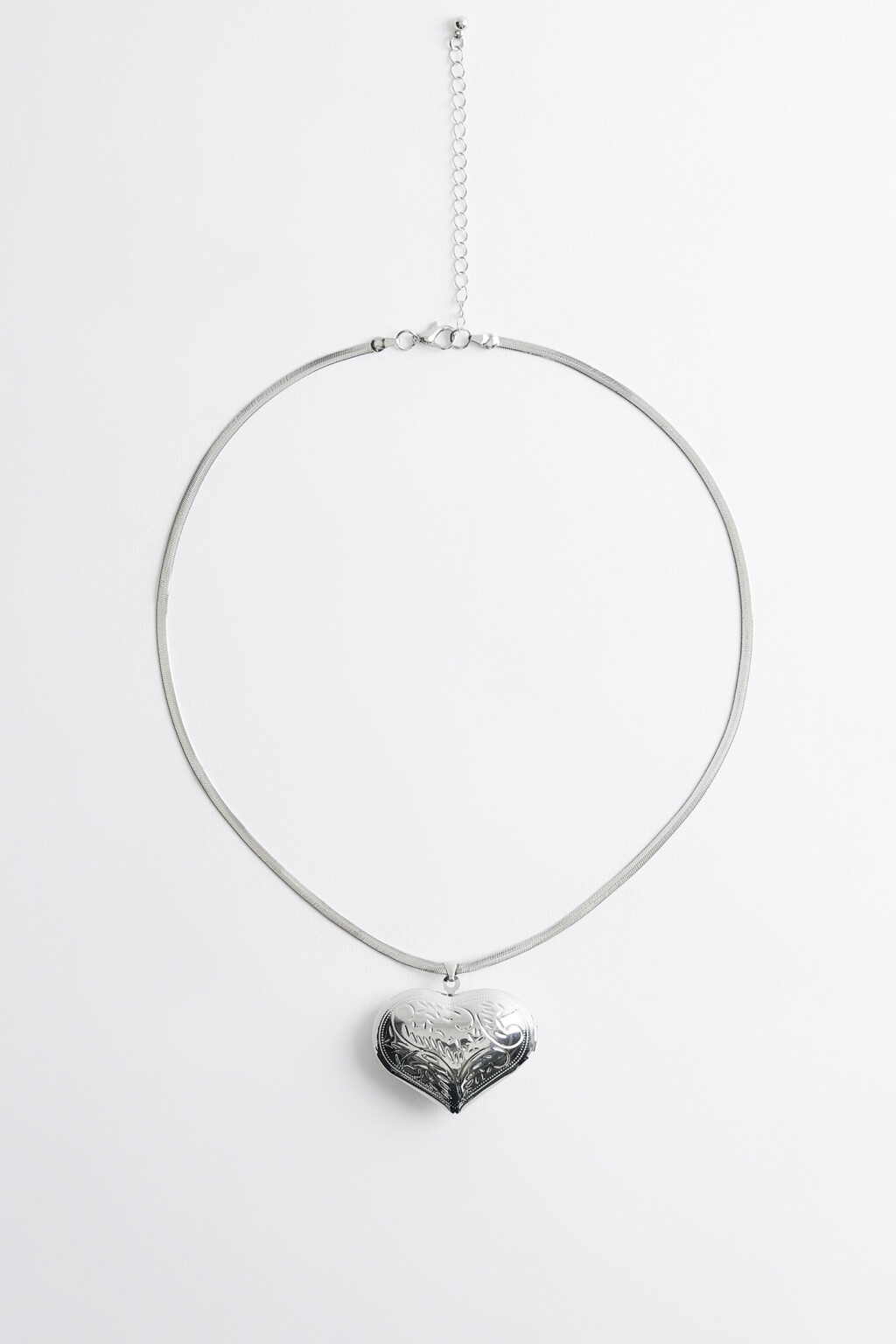 Цепочка на шею серебристая с медальоном-сердцем - цвет серый - 1