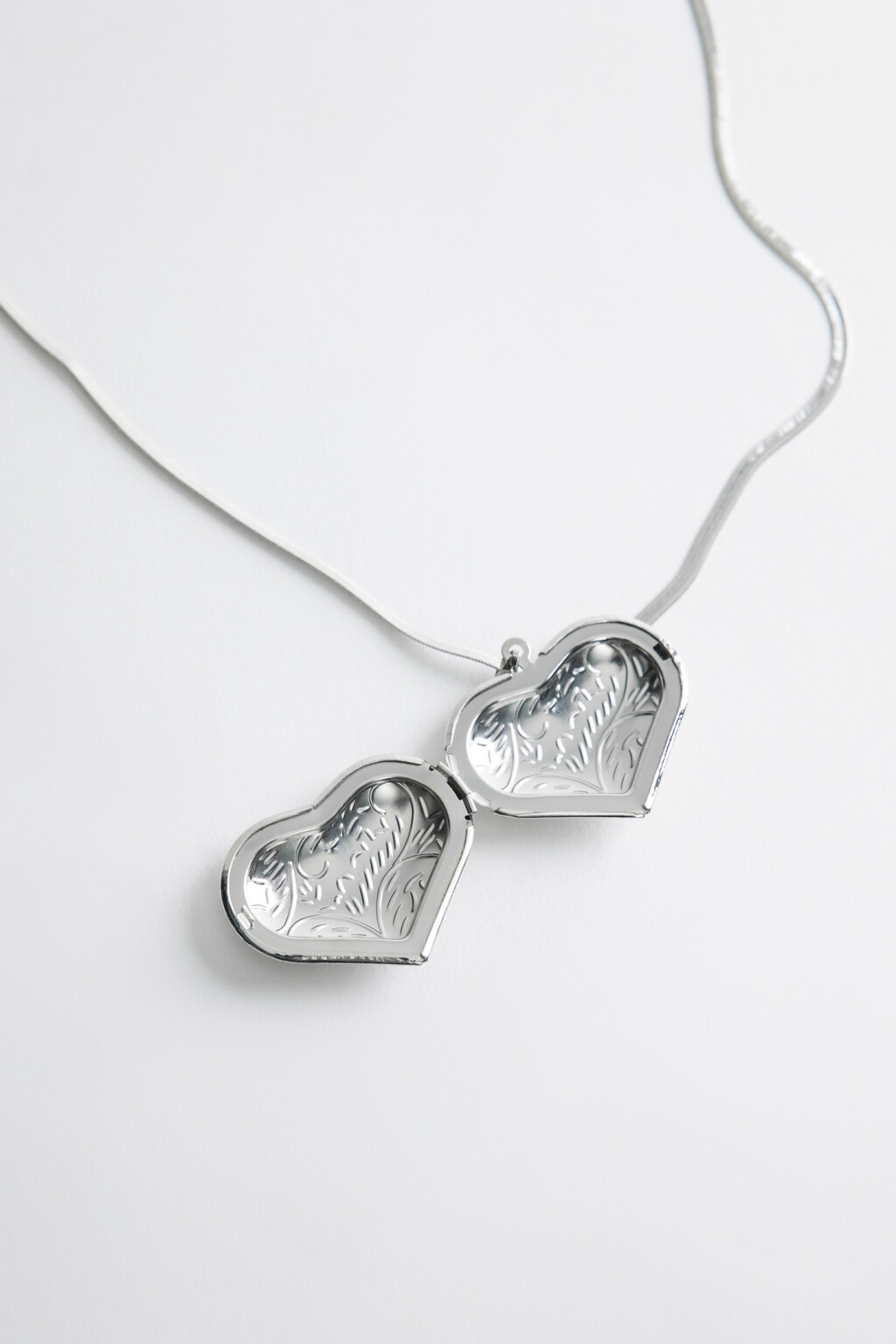 Цепочка на шею серебристая с медальоном-сердцем - цвет серый - 2