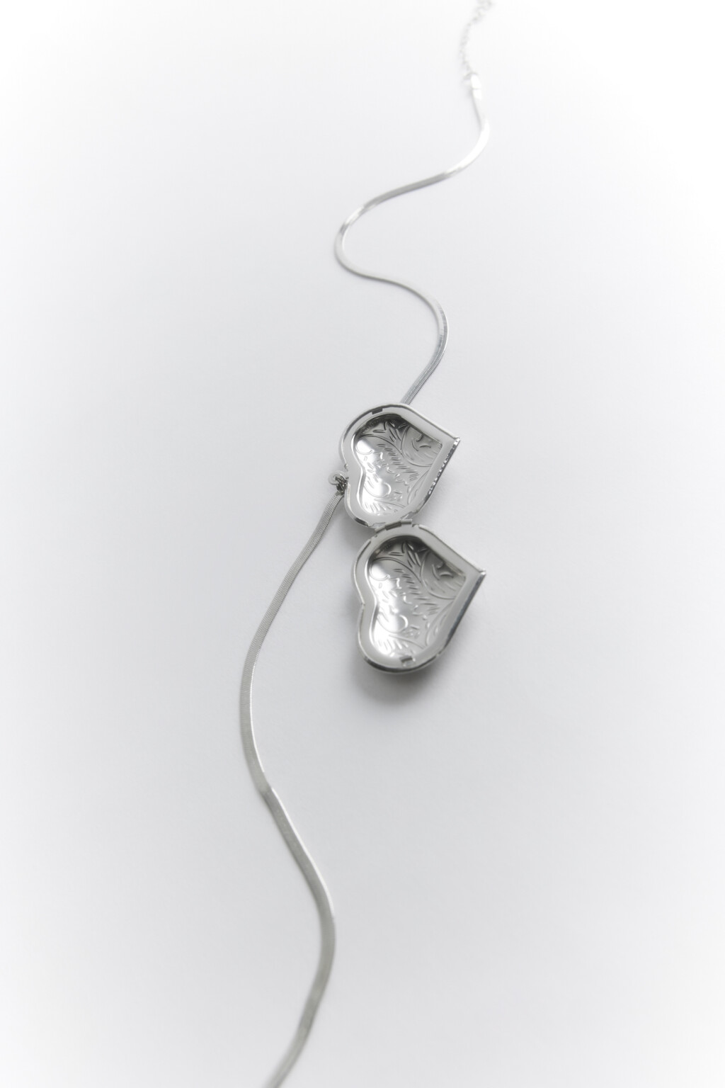 Цепочка на шею серебристая с медальоном-сердцем - цвет серый - 3