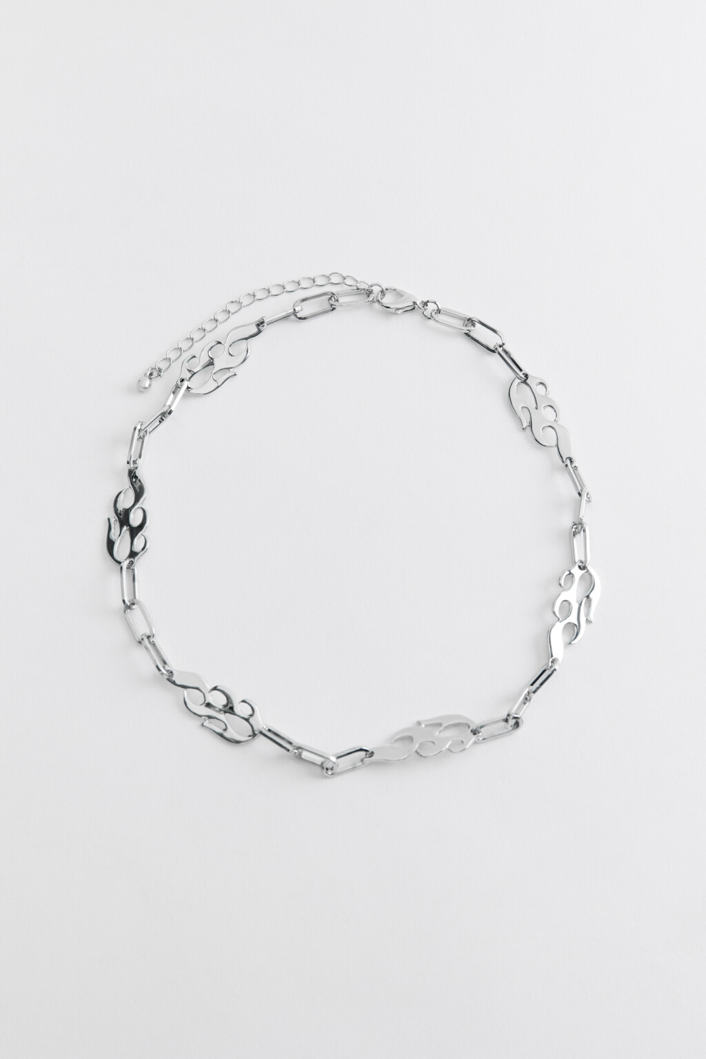 Колье-чокер серебристое с языками пламени - цвет серый - 1