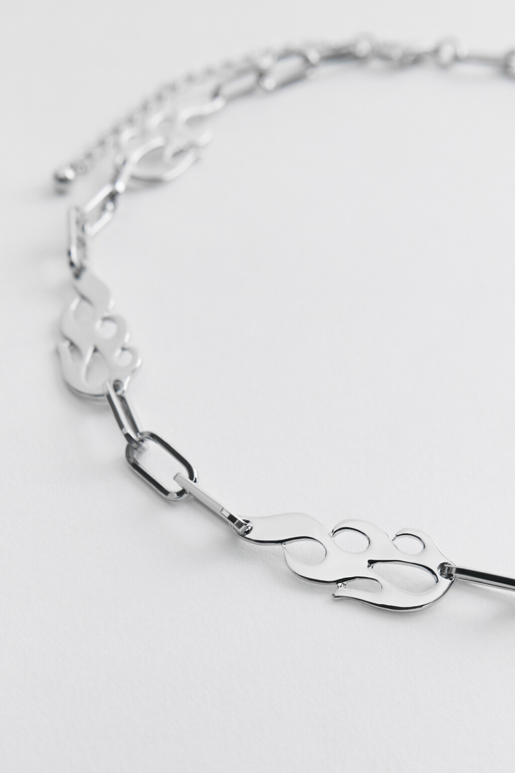 Колье-чокер серебристое с языками пламени - цвет серый - 2