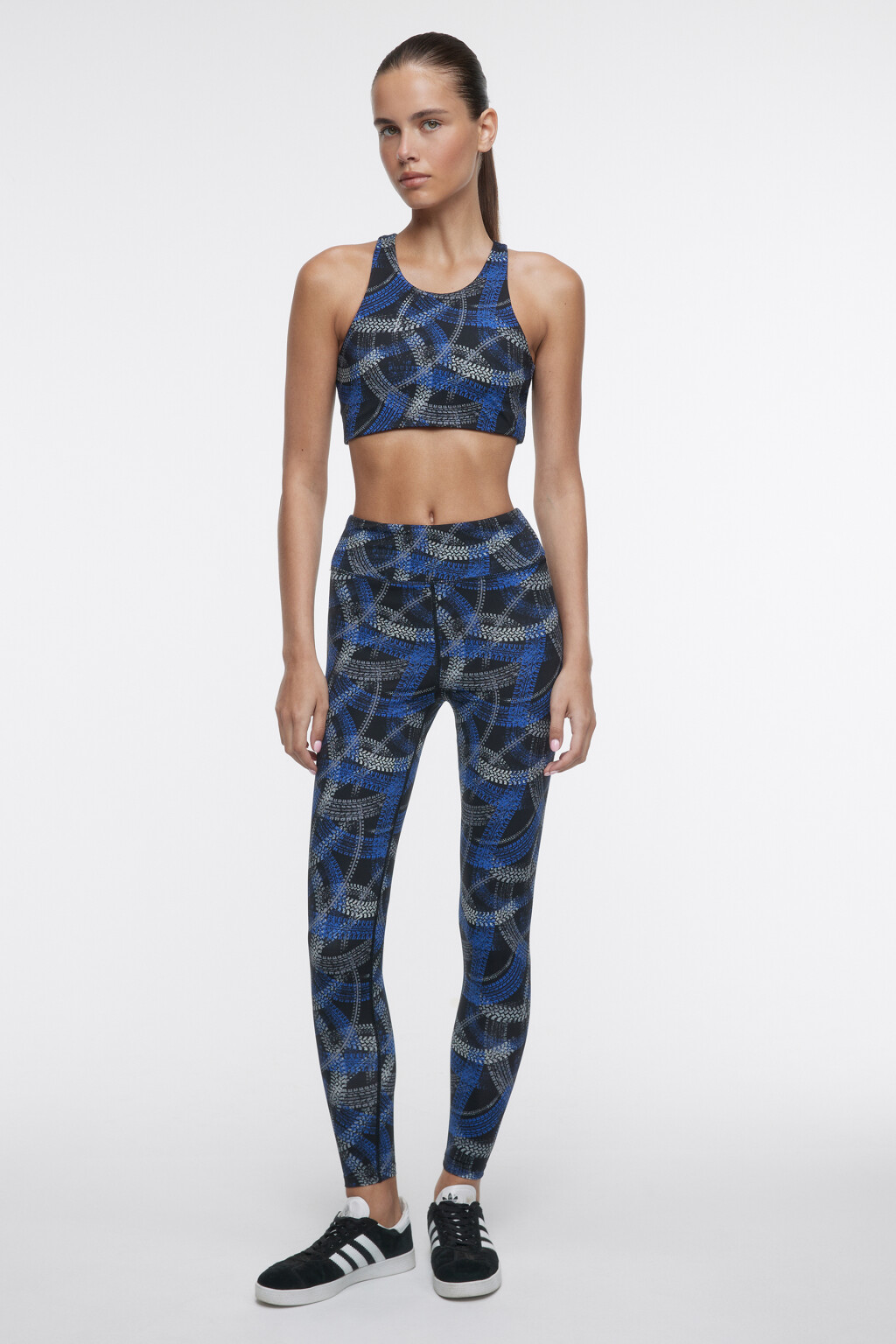 Майка-топ спортивная укороченная с принтом - цвет мультиколор - 1