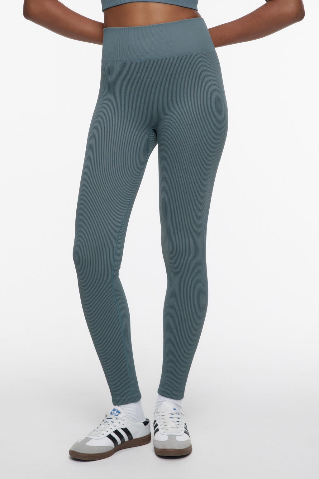Леггинсы спортивные облегающие в рубчик - цвет зеленый - 2