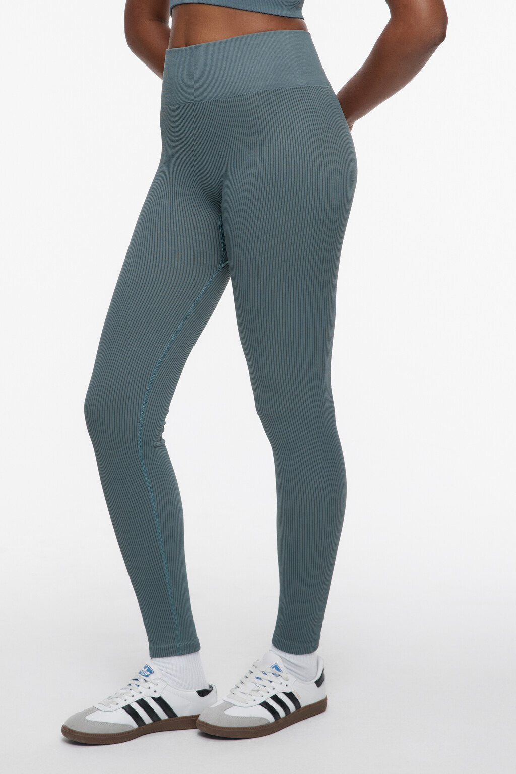 Леггинсы спортивные облегающие в рубчик - цвет зеленый - 3