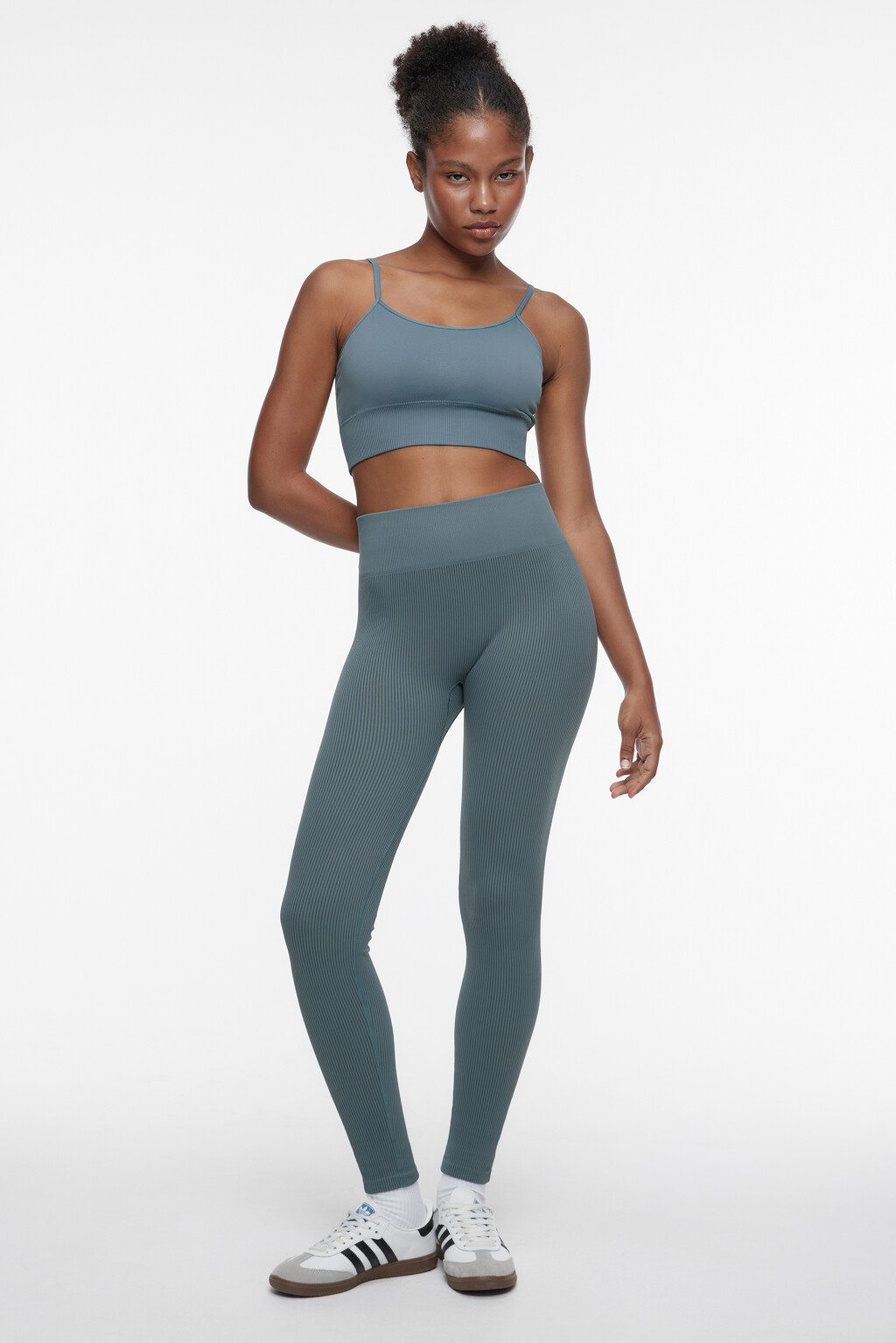 Леггинсы спортивные облегающие в рубчик - цвет зеленый - 1