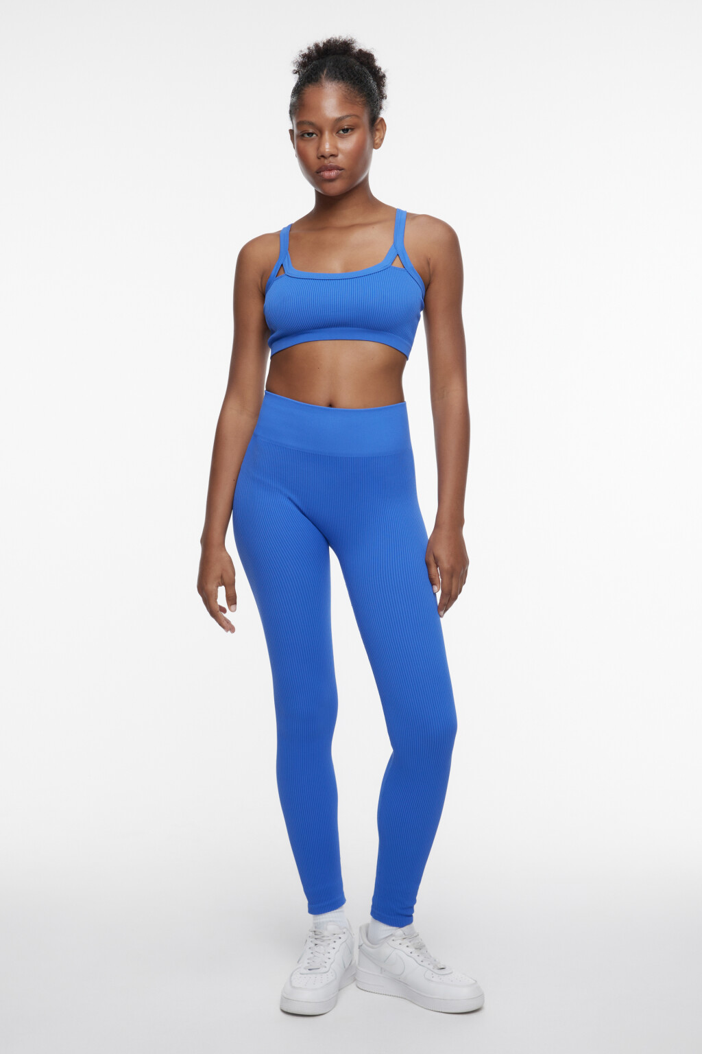 Топ-бюстгальтер спортивный в рубчик с вырезами - цвет синий - 4