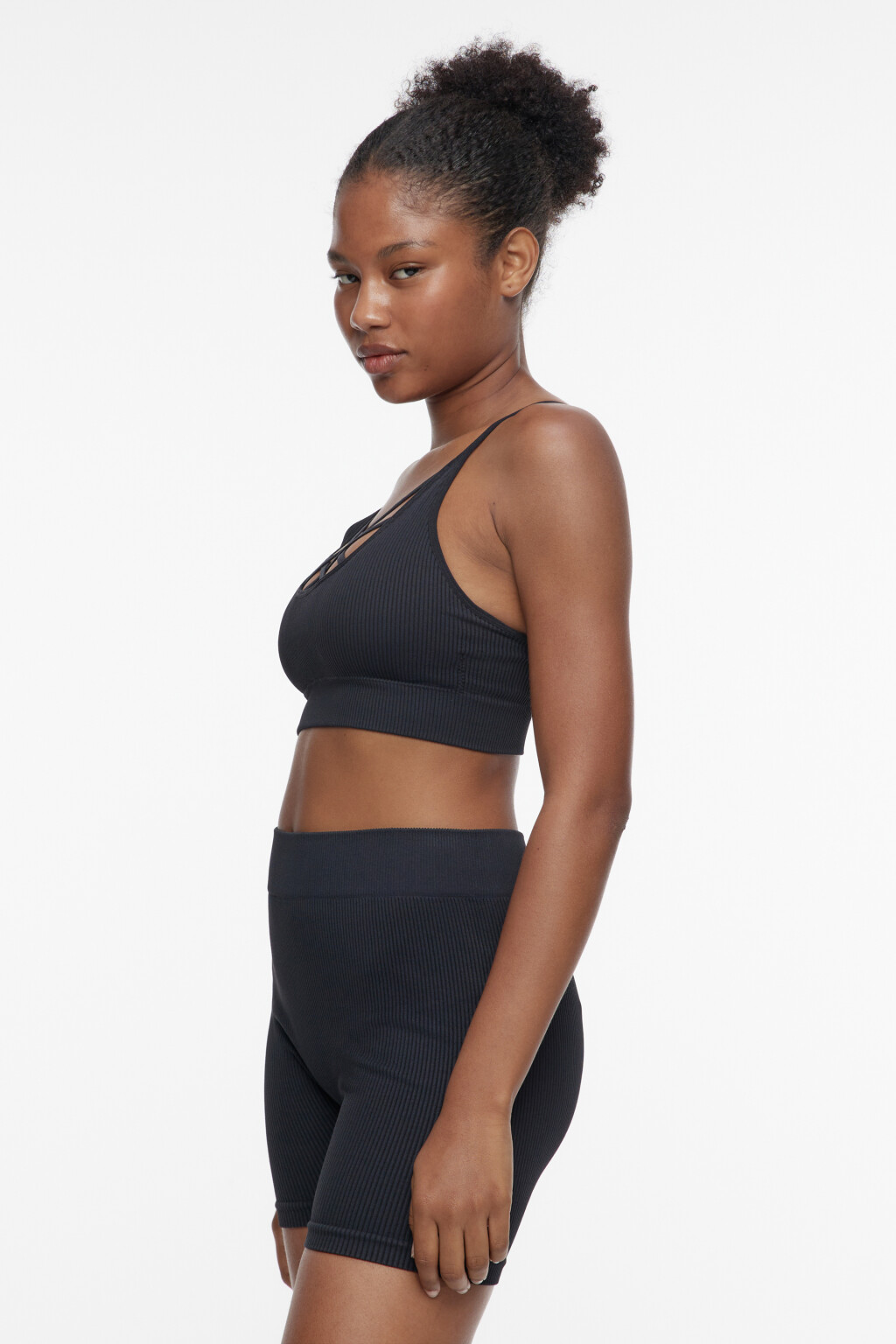 Топ-бюстгальтер спортивный с перекрестными стрепами - цвет черный - 3