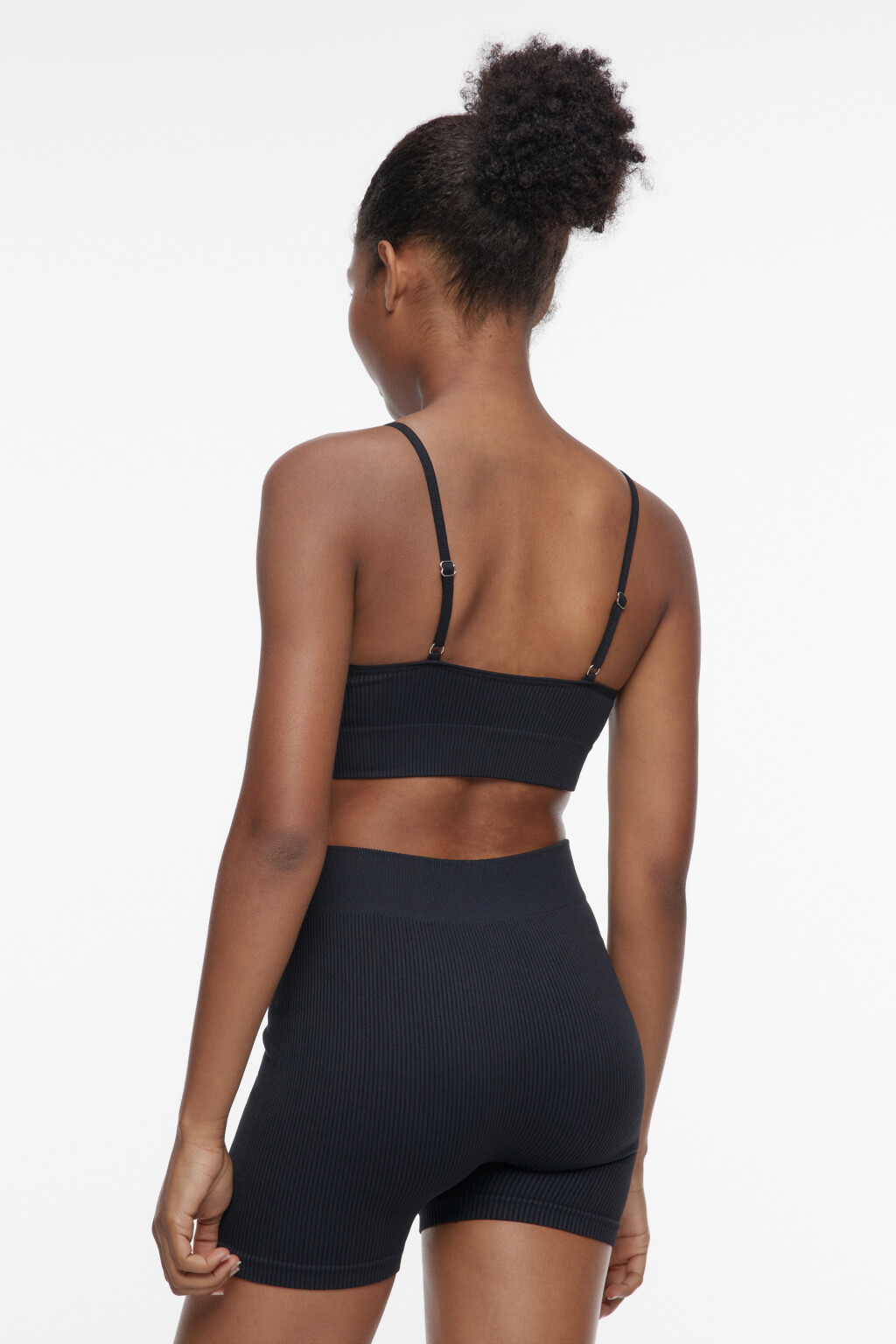 Топ-бюстгальтер спортивный с перекрестными стрепами - цвет черный - 4