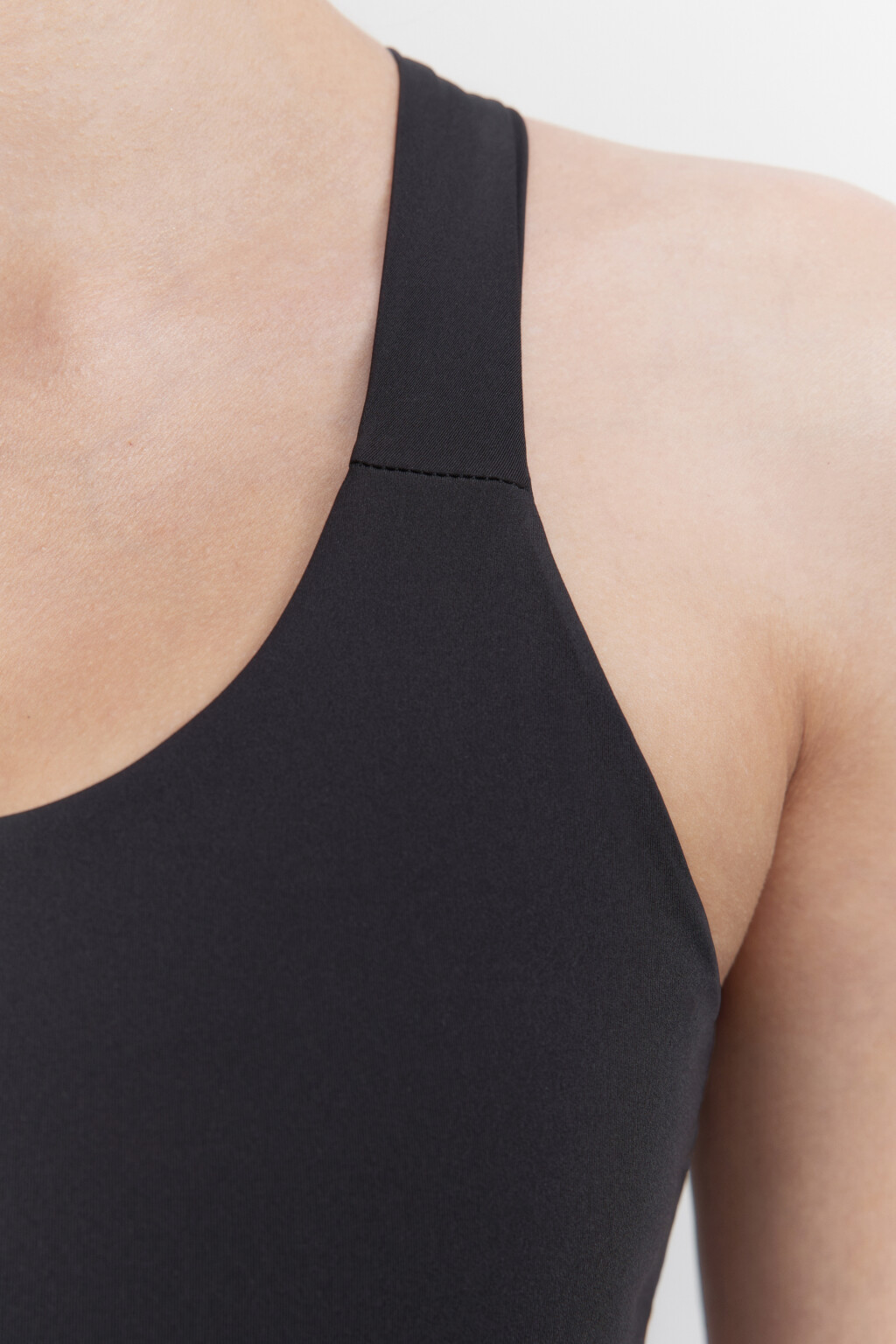 Топ-майка спортивный на широких перекрестных бретелях - цвет черный - 5