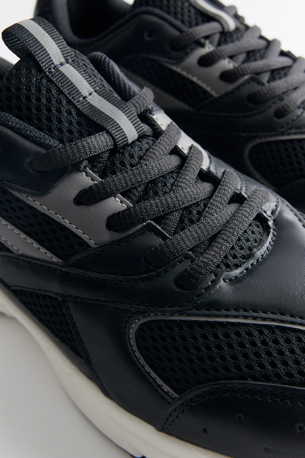 Кроссовки спортивные текстильные с вставками из искусственной кожи - цвет черный - 5