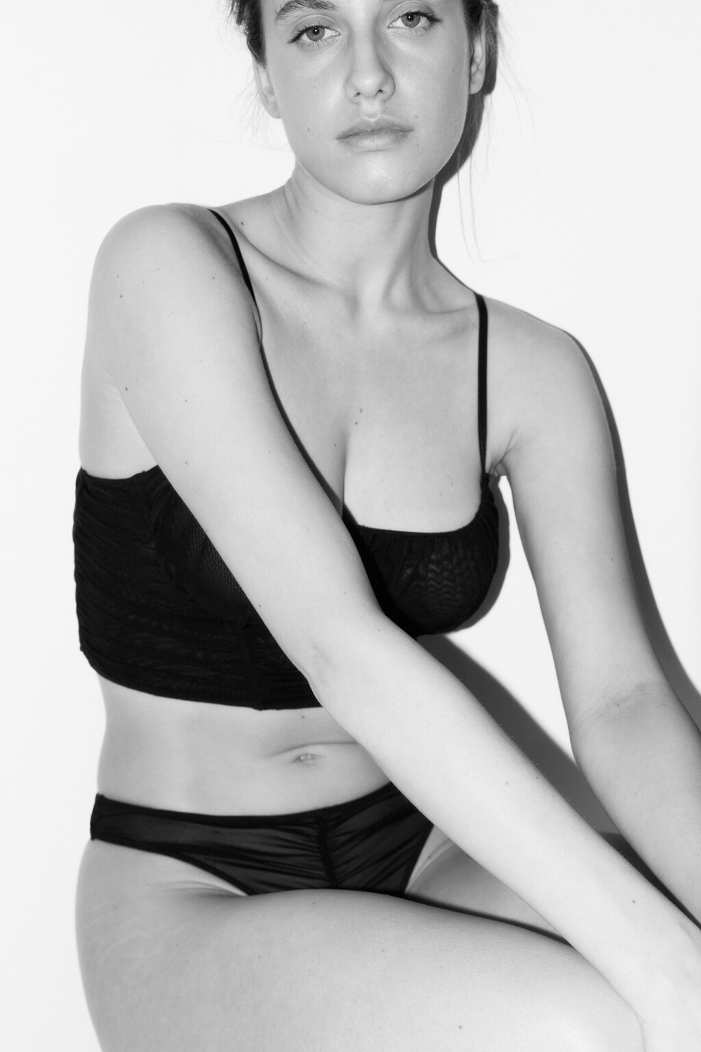 Трусики-стринги сетчатые со сборкой спереди - цвет черный - 1