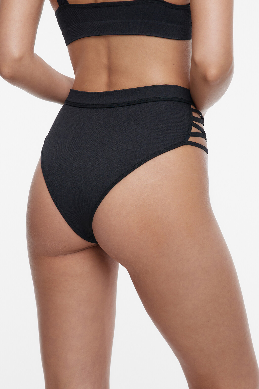 Трусы-слипы высокие со стрепами и колечками по бокам - цвет черный - 2