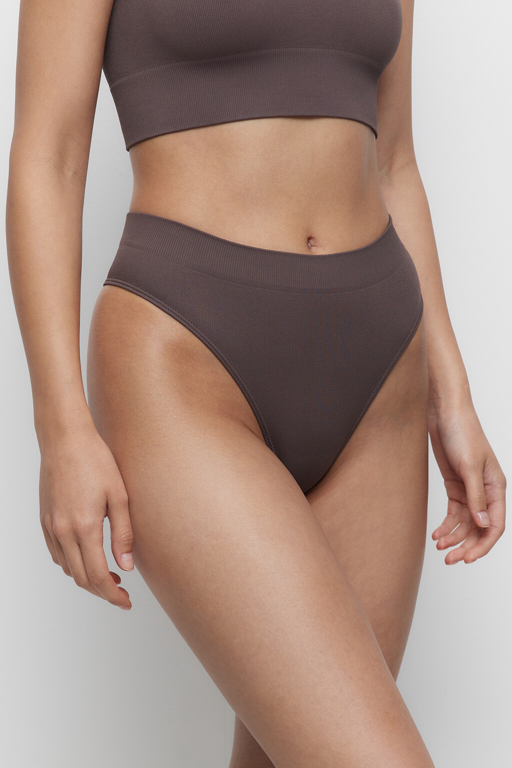 Трусы-стринги бесшовные в рубчик с высокой посадкой - цвет коричневый - 1