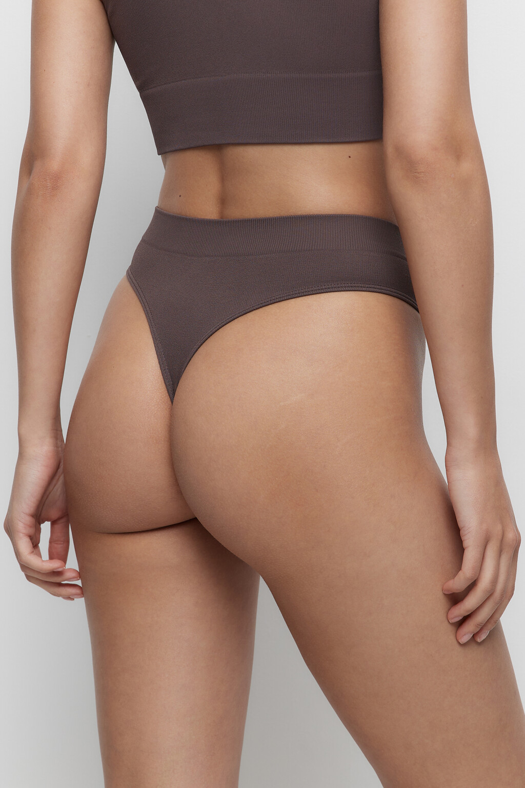 Трусы-стринги бесшовные в рубчик с высокой посадкой - цвет коричневый - 2